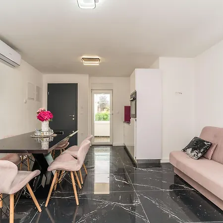 Apartment House Dominik *