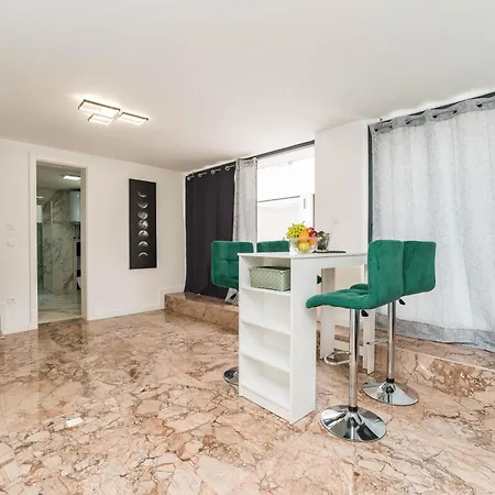 Apartment House Dominik *